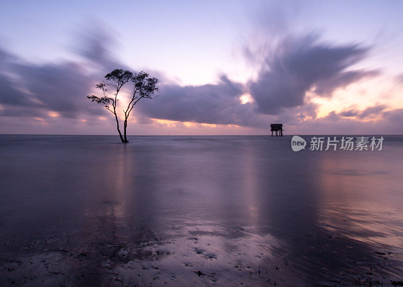 日出在Tan Thanh海滩，天江省，湄公河三角洲